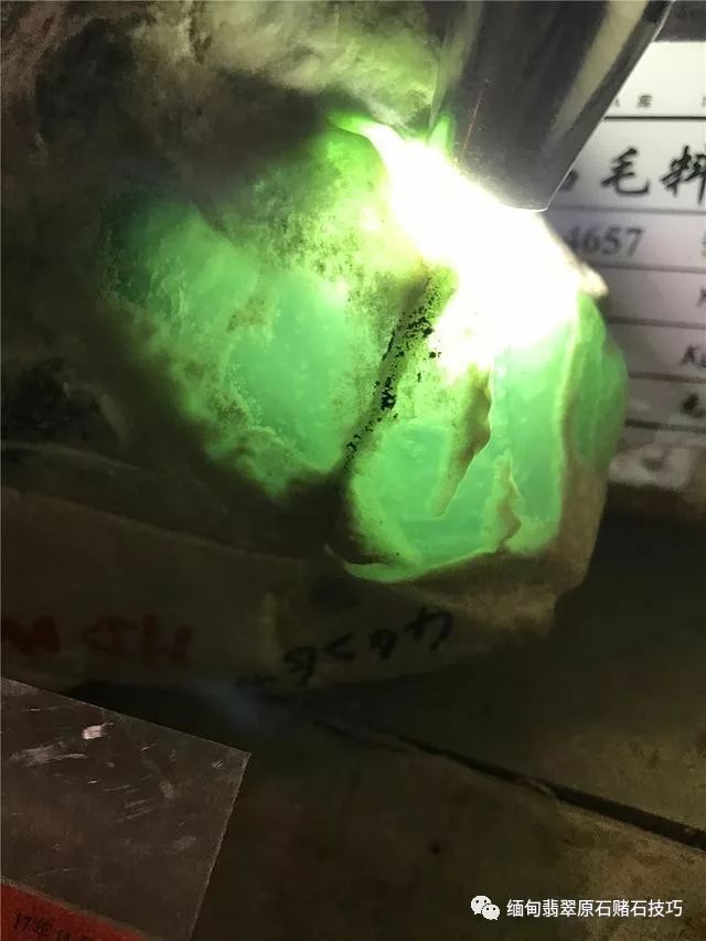 缅甸翡翠云南盈江公盘2017年情况盘点,带大家来看看公盘上的料子