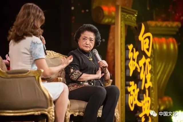 俞丽拿与大提琴演奏家朱亦兵演奏《梁祝》"楼台会"片段 当时正适逢要