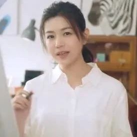 陈妍希当妈后更美了,穿白色衬衫清新气质,肉肉脸自带减龄感