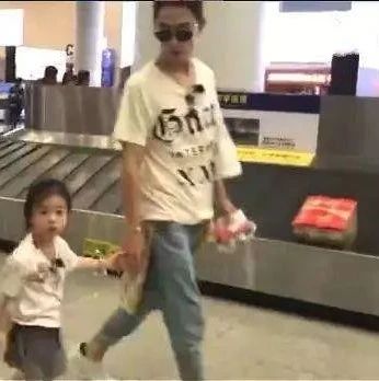 李承铉和女儿lucky现身机场, 爸爸牵女儿画面好暖心, 亲子装抢镜