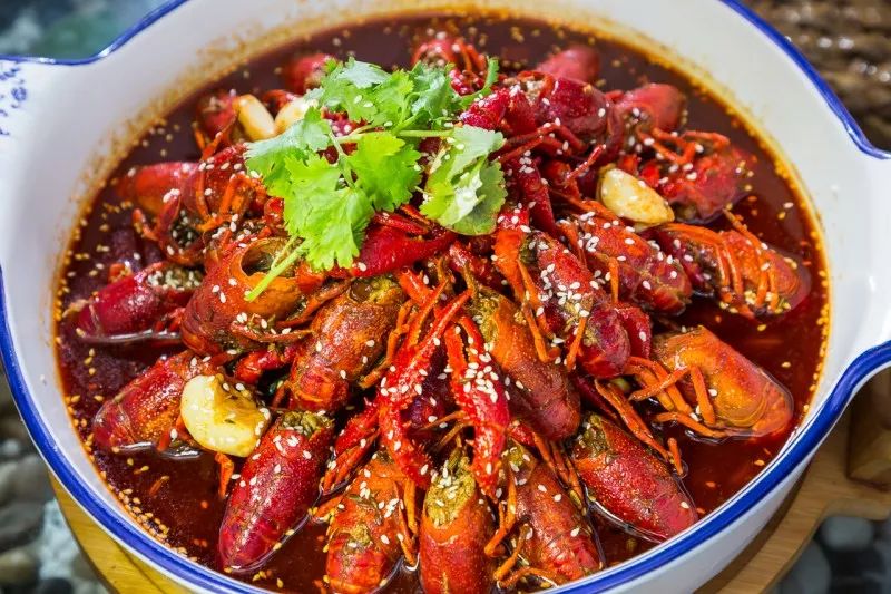 吃小龙虾的方式也不少 但是在这里,只专注做麻辣小龙虾 只有满嘴的麻