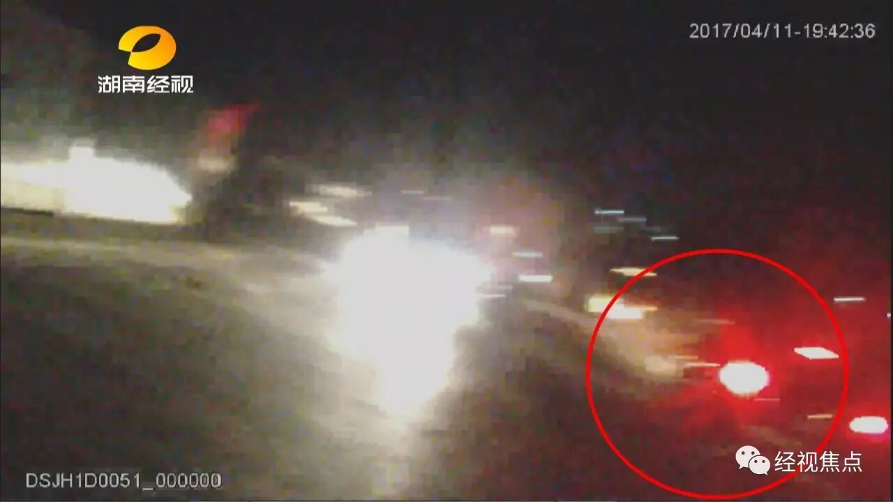 昨晚8点42分，这辆黑色越野车一辆油门，把正在前方执勤的雨湖大队三中队中队长朱志力撞倒并从其腿部碾压后疯狂逃窜。