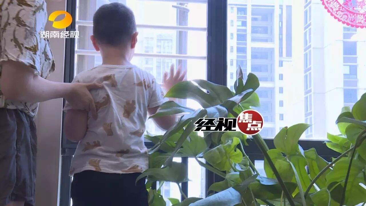 &nbsp; &nbsp; &nbsp; &nbsp;记者来到了一户有小孩的家中，发现如果不安装护窗，小朋友很容易通过护栏爬上窗口。