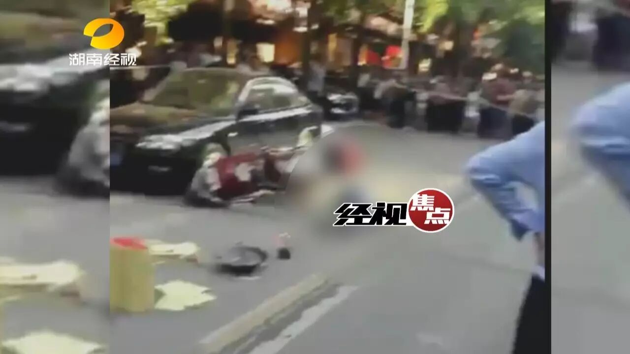 &nbsp; &nbsp; &nbsp; &nbsp;根据目击者拍摄的图片，事发现场被拉起警戒线，男子已经不幸身亡，骑的车也倒在了一边。