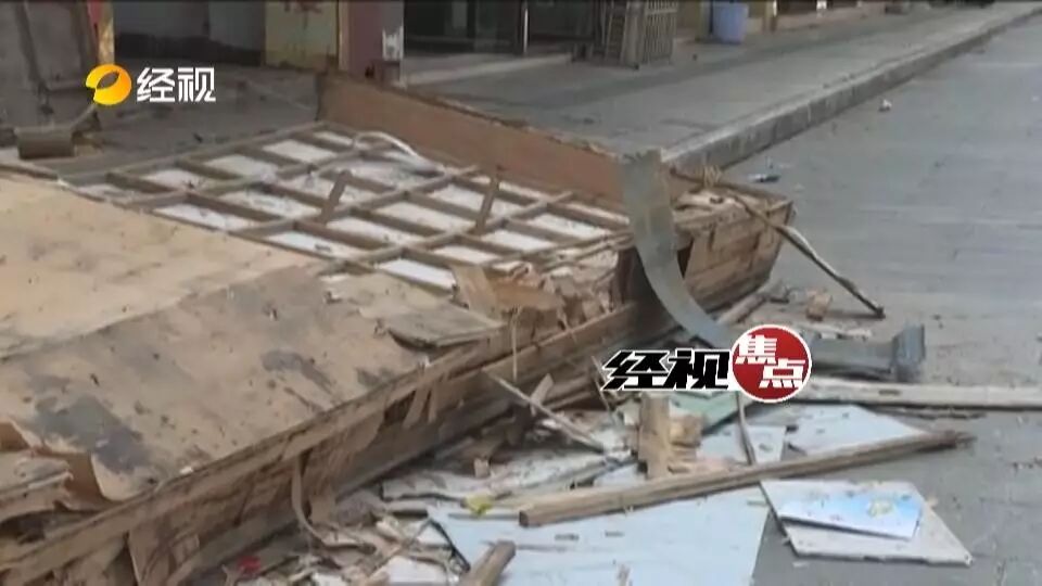 湖南一广告牌坠落砸死路人:2儿童身亡2人受伤