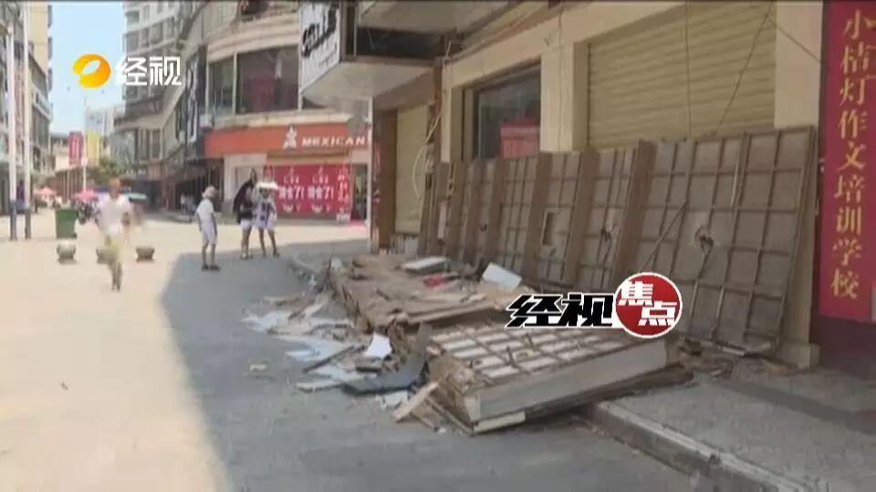 湖南一广告牌坠落砸死路人:2儿童身亡2人受伤
