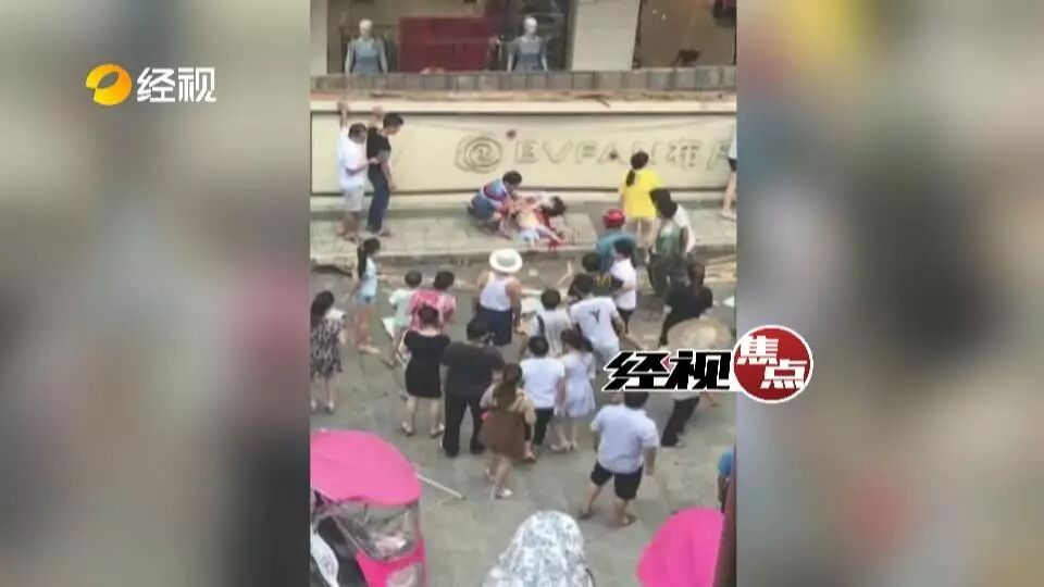 湖南一广告牌坠落砸死路人:2儿童身亡2人受伤