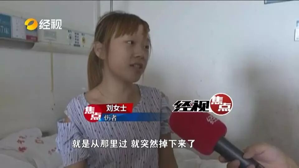 湖南一广告牌坠落砸死路人:2儿童身亡2人受伤