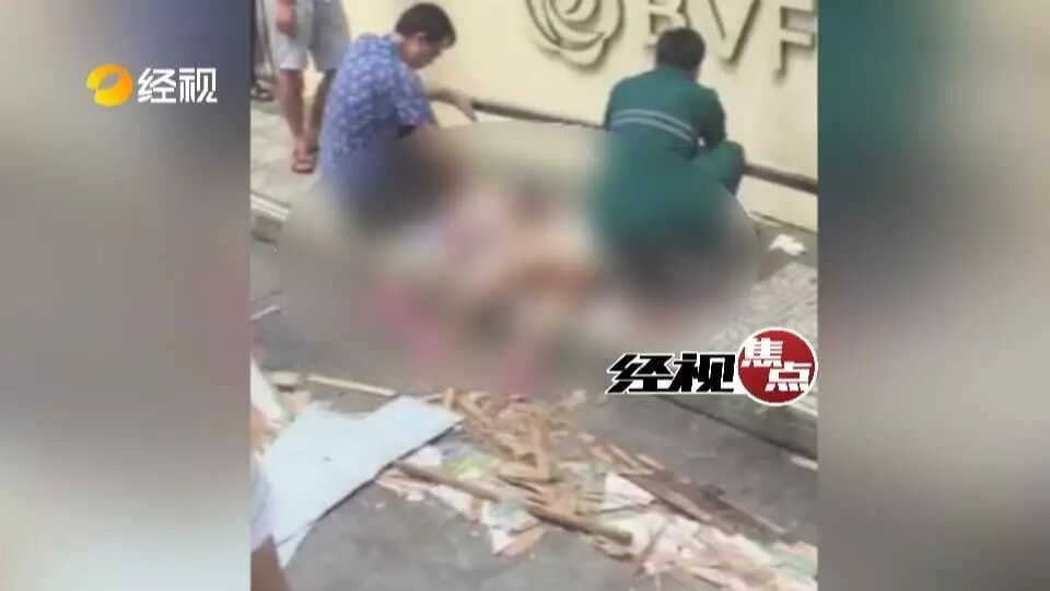 湖南一广告牌坠落砸死路人:2儿童身亡2人受伤