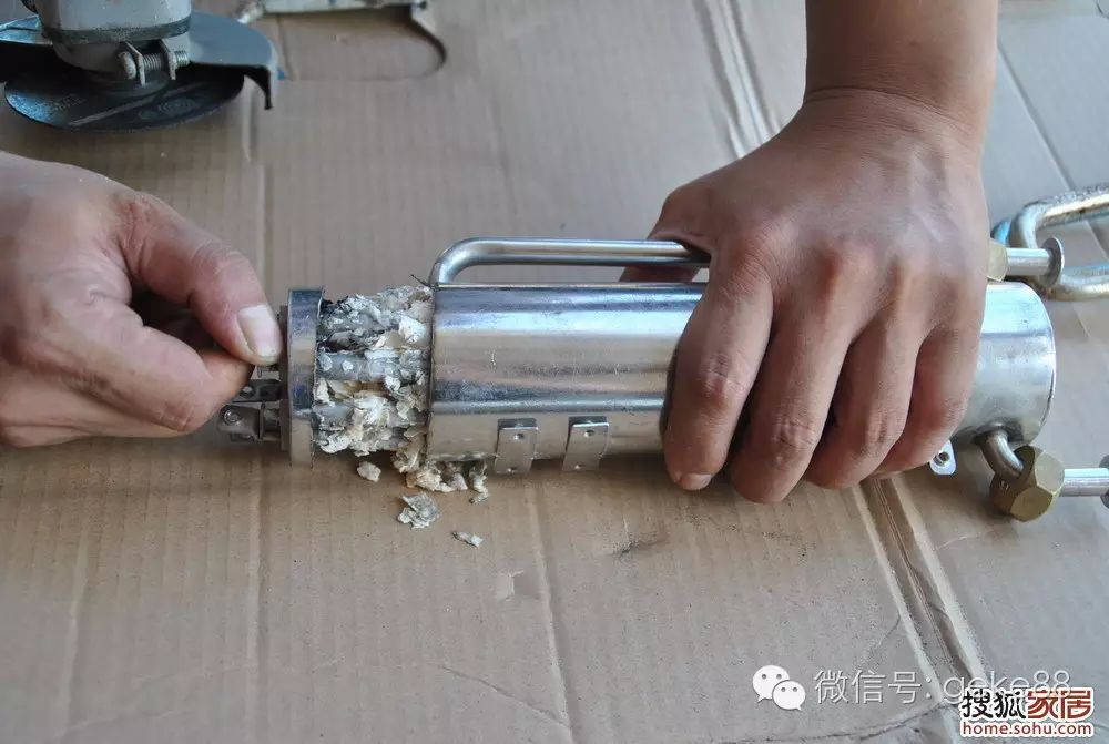 热水器不清洗到底有多脏?镁棒上惊人的发现