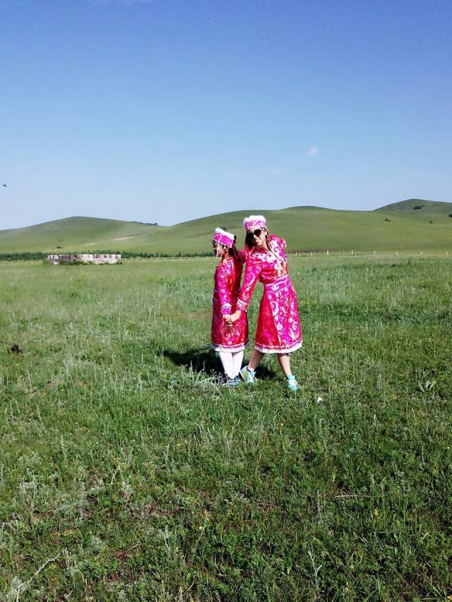 拍照呀~草原母女俩和草原小姐妹,俩人穿的特别漂亮,各种姿势都尝试