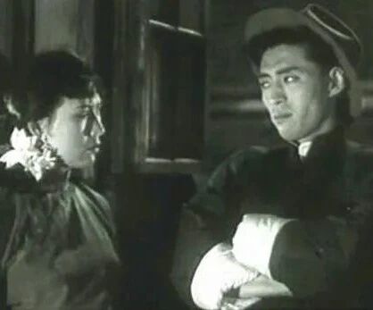 点阅读原文，看百年经典老电影⭐看电影《夜店》豆瓣7.1 石挥主演国产怀旧剧情片~1947年