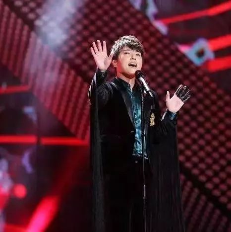 杨坤和张新同台演唱《逝去的爱》沙哑和细腻声音的碰撞