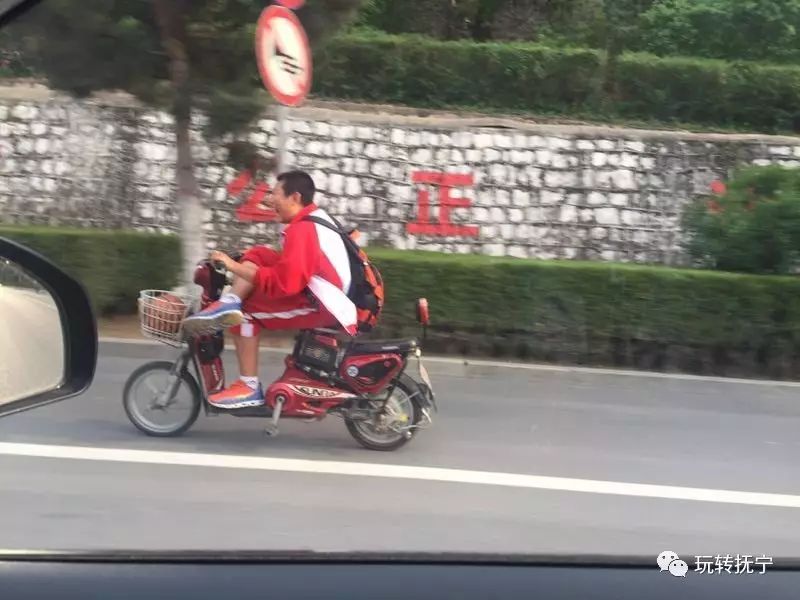 熊孩子竟跷二郎腿骑电动车 家长真得管管了