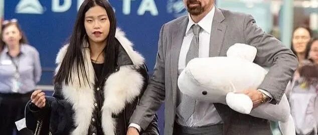惨绝人寰!尼古拉斯凯奇父女恋曝光,与亚裔女孩十指紧扣,年龄相差太悬殊