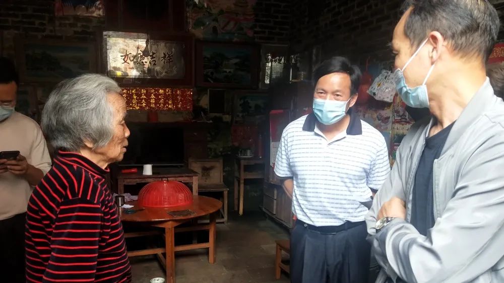 钟经清同志带领县总工会党员干部下沉到潭布镇,南街街道五一社区,县城