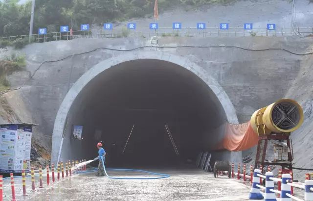 记者在鹤溪中元村省重点交通工程104国道西过境平阳段水头连接线(原昆
