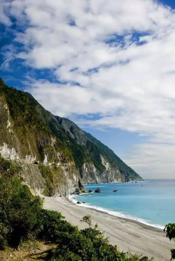 苏花公路的左侧是台湾中部山区典