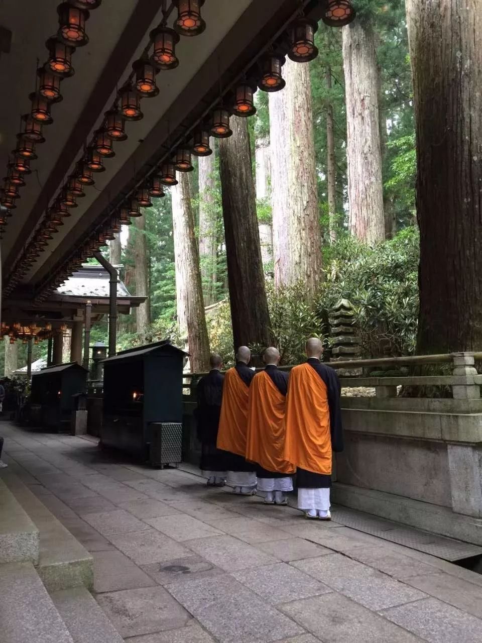 僧人在空海法师御庙前持诵经文