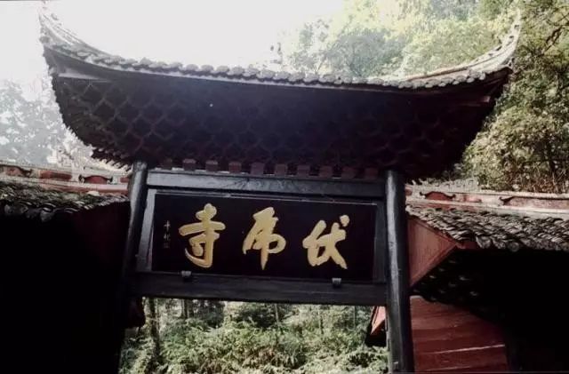 山上多古迹,寺庙,有报国寺,伏虎寺,洗象池,龙门洞,舍身崖,峨眉佛光等