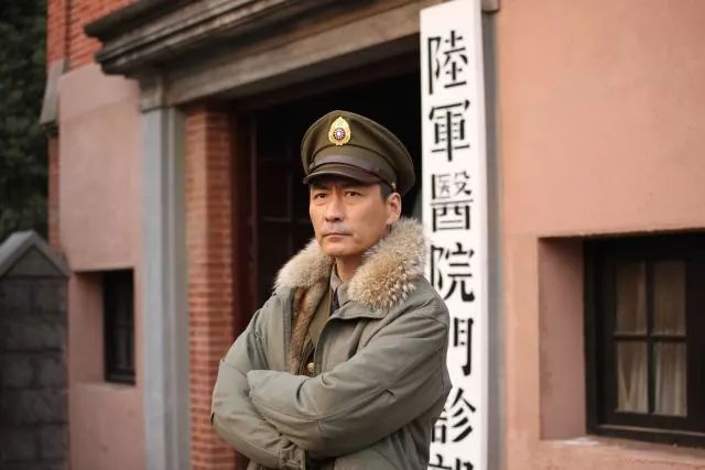 四野某部侦察营长侦察英雄燕双鹰奉命组织一支小分队,潜入天津市,为