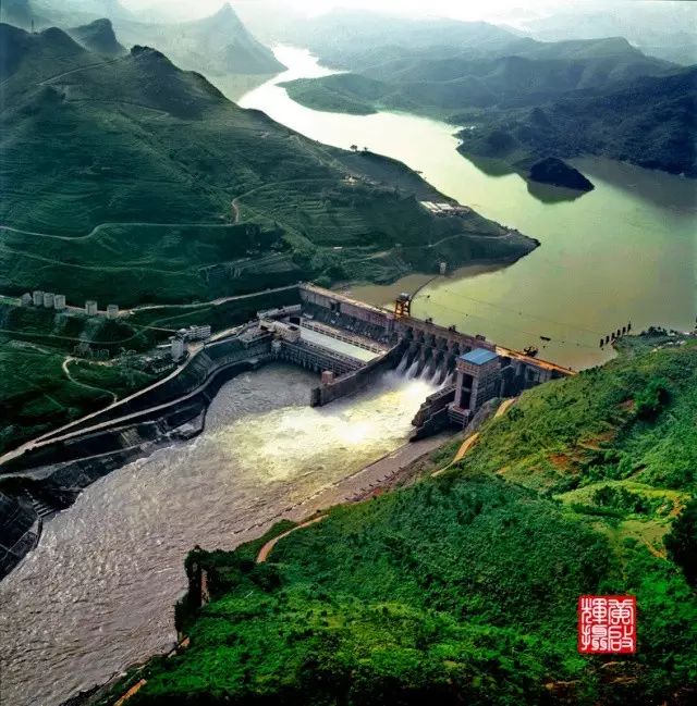 红水河的明珠—大化水电站.2001年6月航拍.
