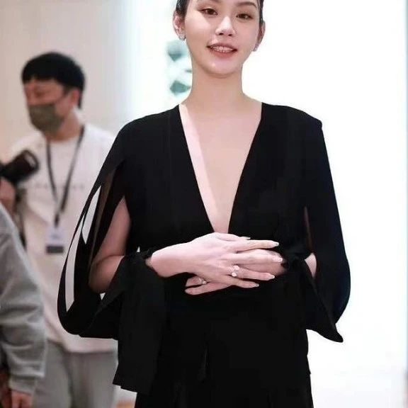 奚梦瑶在第二个孩子之后出现,穿着深V黑色连衣裙展示身材,脸很丰满,越来越丰腴.