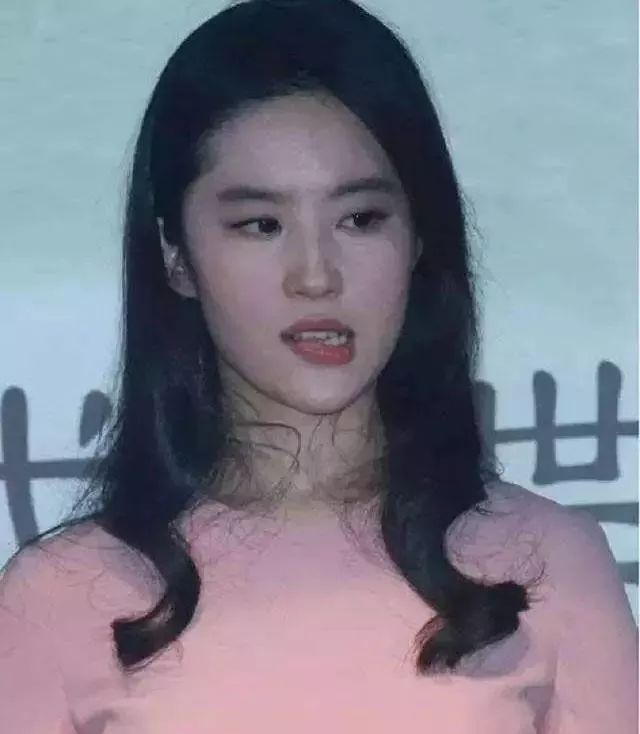 刘亦菲活动走性感路线太辣眼了,网友:宁愿看你胖,也别
