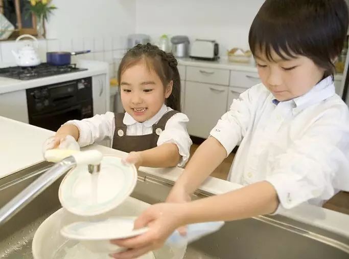 孩子做家务要不要奖励零花钱?专家:这是一门技术活