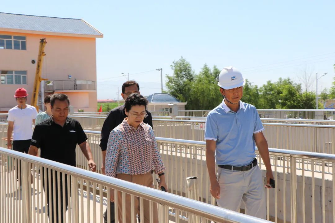 日前,吴忠市红寺堡区政府副区长杨金花一行来到红寺堡水务公司,调研