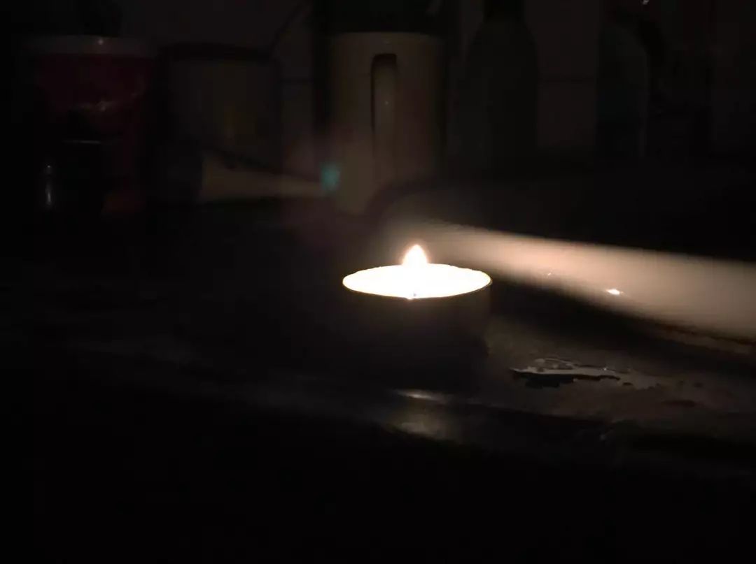 这应该是上初中后,家里第一次晚上停电,久违了蜡烛