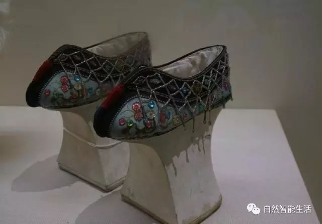 月白色缎绣梅花花盆鞋