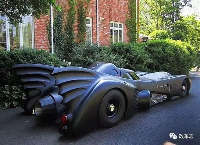 第一代蝙蝠侠扮演者告别人世,他开过的改装蝙蝠车跟电影一样经典!