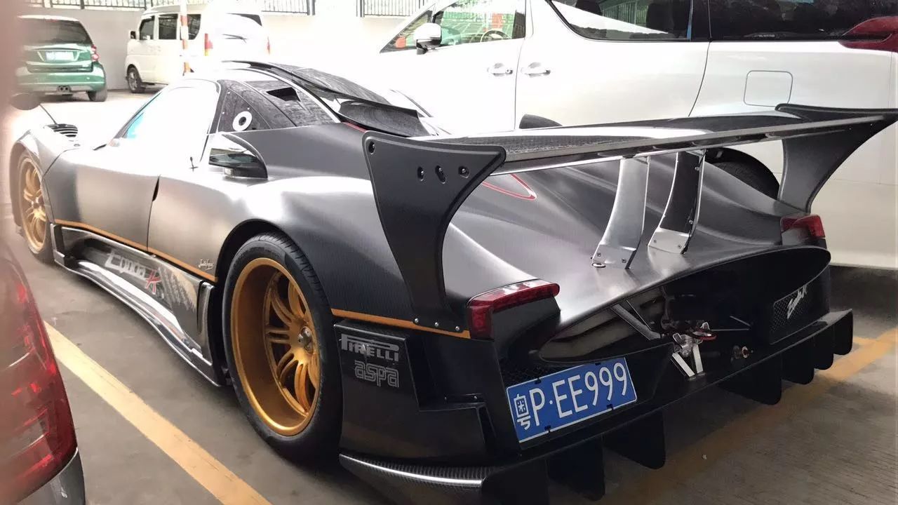 价值4000万的帕加尼zonda r惊现国内,开到要推车真是尴尬了!