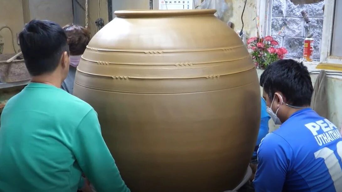 韩国纪录片⭐纪录片 | 有 50 年经验的韩国大叔用泥条盘大罐子过程