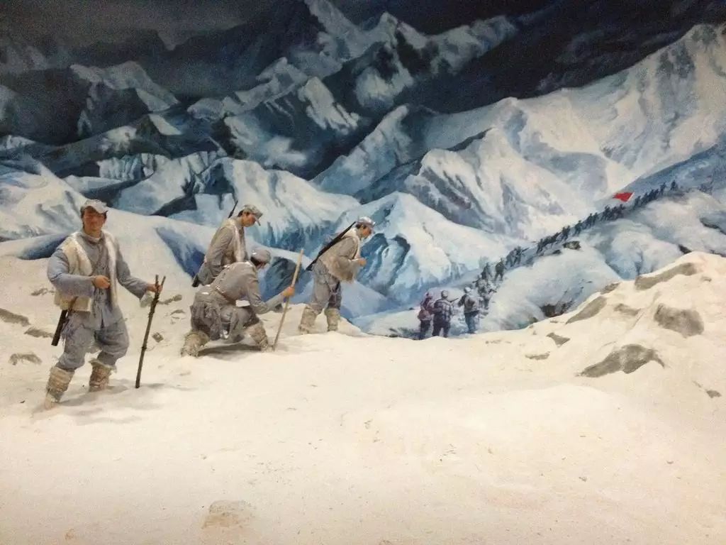 红军在大渡河以北爬上了一万六千英尺高的大雪山,在空气稀薄的山顶
