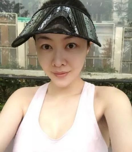 熊黛林晒双胞胎女儿,五官精致像妈妈,网友:怎么两人不太像啊?