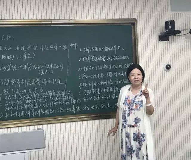 △吴丹青老师做"初中语文教学目标设计与表达"讲座