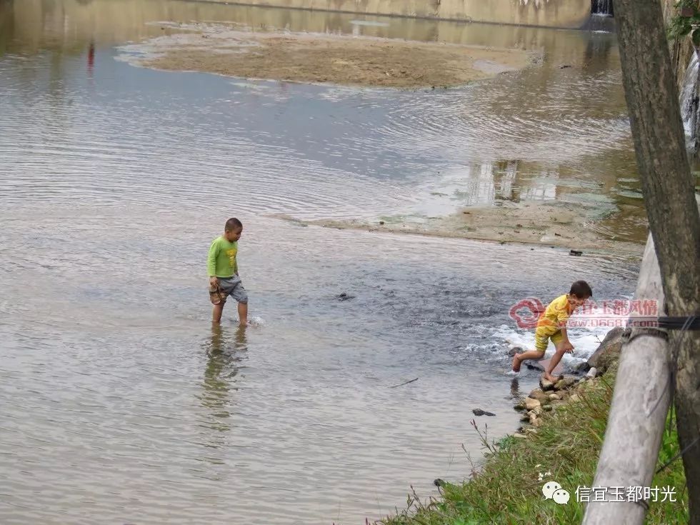 两小孩河边玩水.