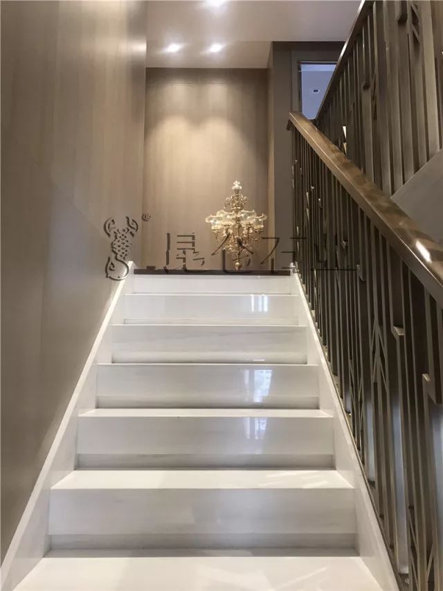 纯白大理石楼梯