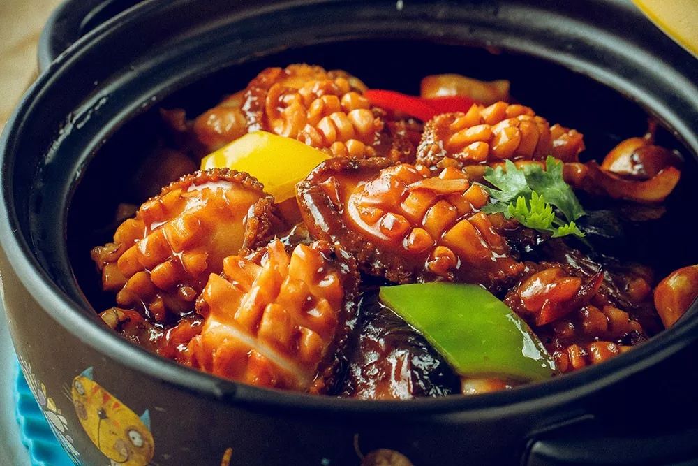 粤菜算是中国十大名菜之首,工艺是极其复杂的,口味是极其独特