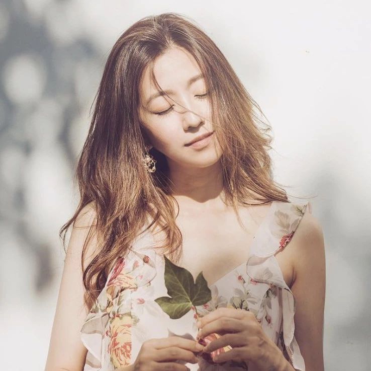 潮妈代表:36岁陈自瑶的甜美又性感造型!