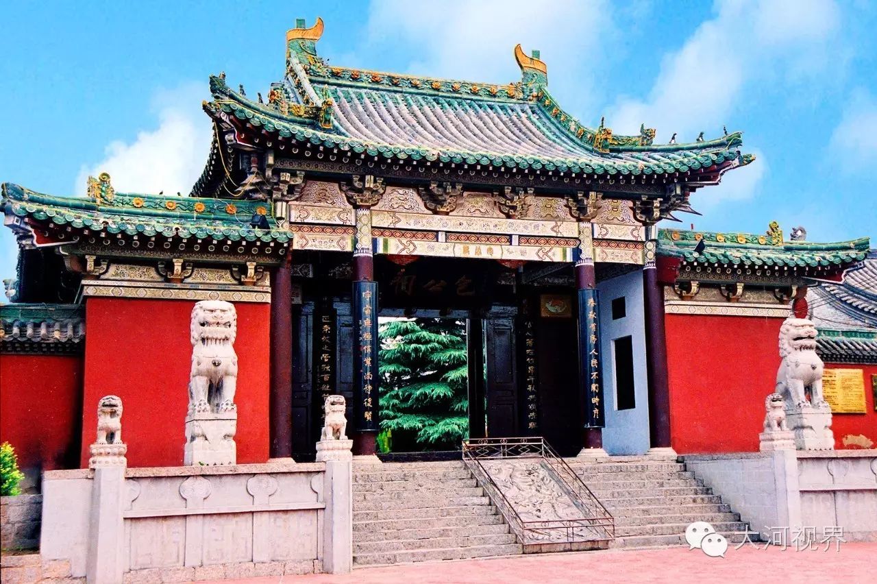 整个建筑犹如一本打开的地学百科全书,承载着地域文化内涵和民俗传统