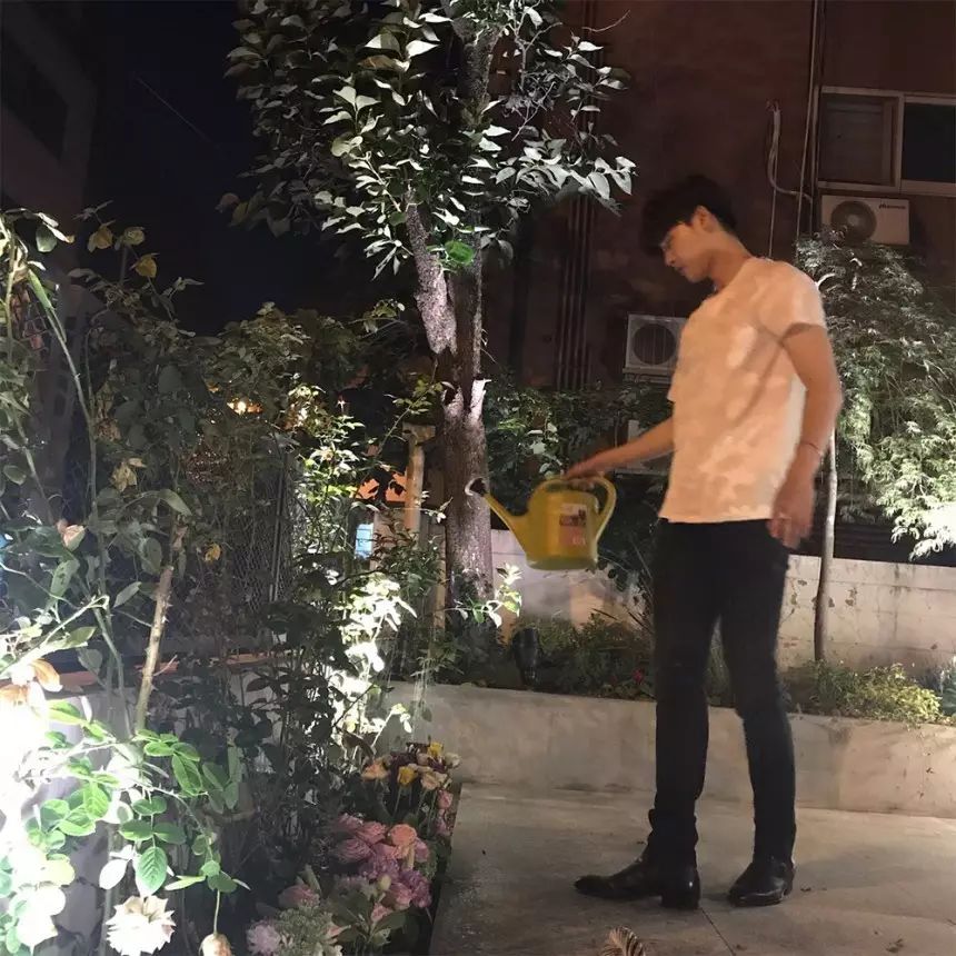 李钟硕为了保存粉丝送的花,他这个举动太暖心了!