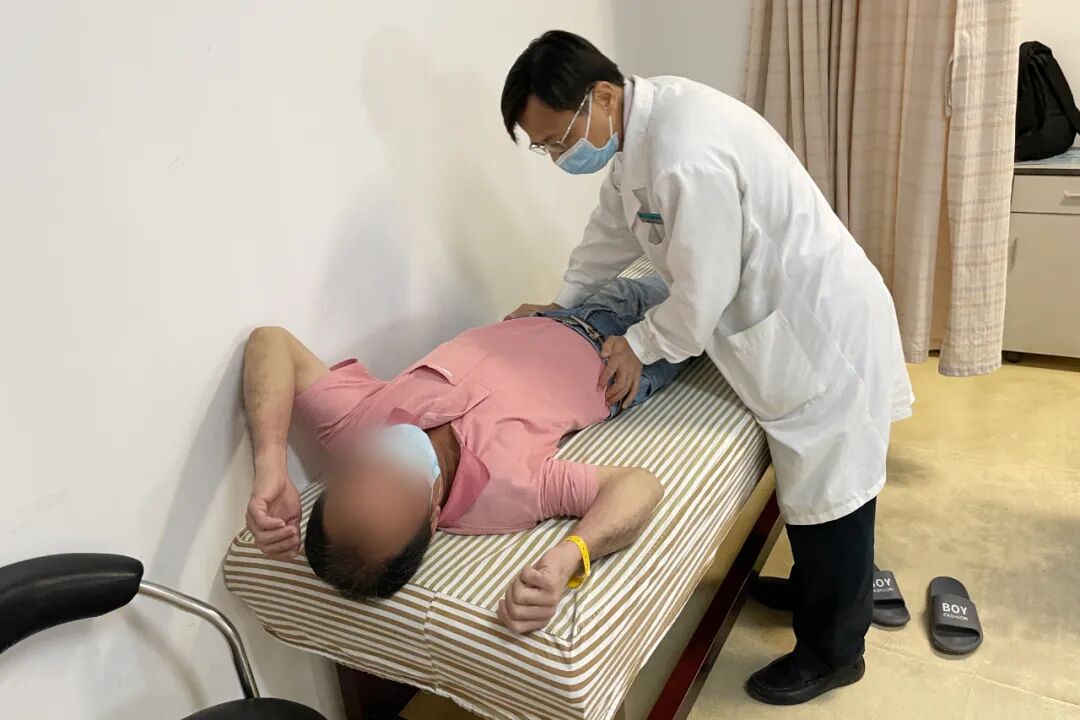 曹正霖为患者做检查（资料图）