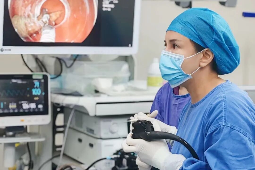 邓健敏正在钳取异物