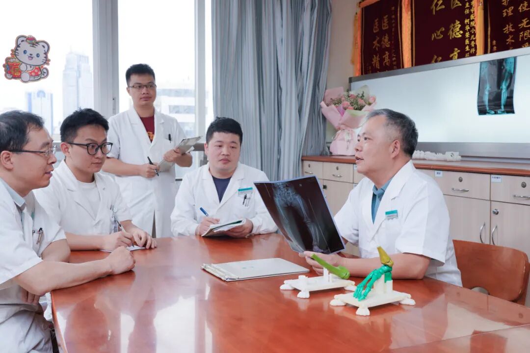 李伟强与科室同事讨论病例（资料图）