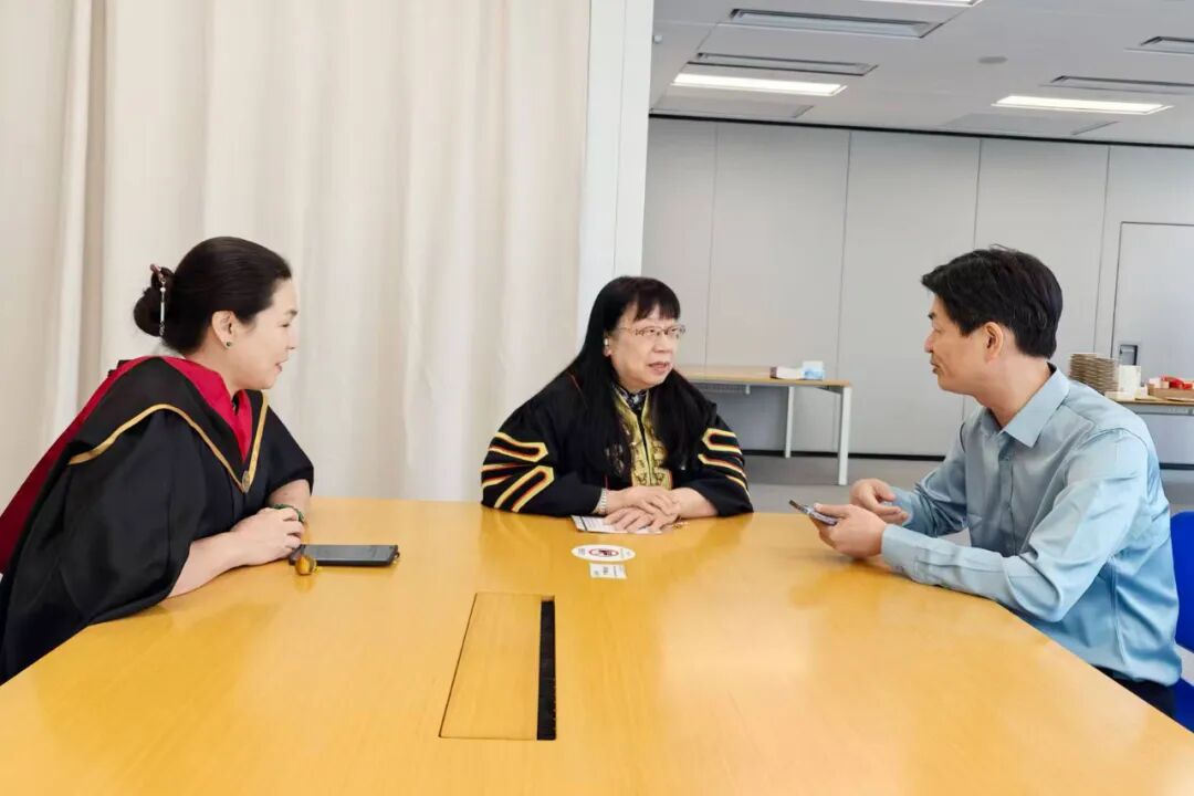 与香港护理及助产专科学院冯玉娟院长洽谈