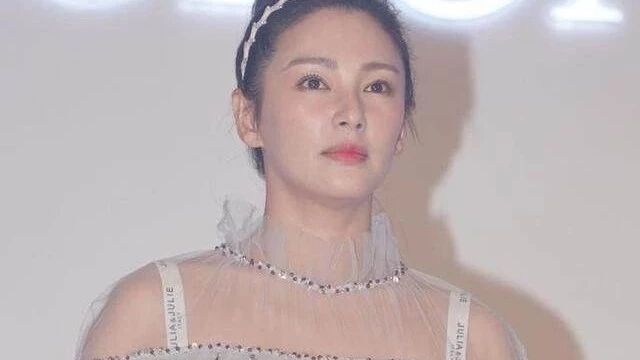 张雨绮现身活动嘟嘴卖萌,胖的“虎背熊腰”,网友感叹女神不再
