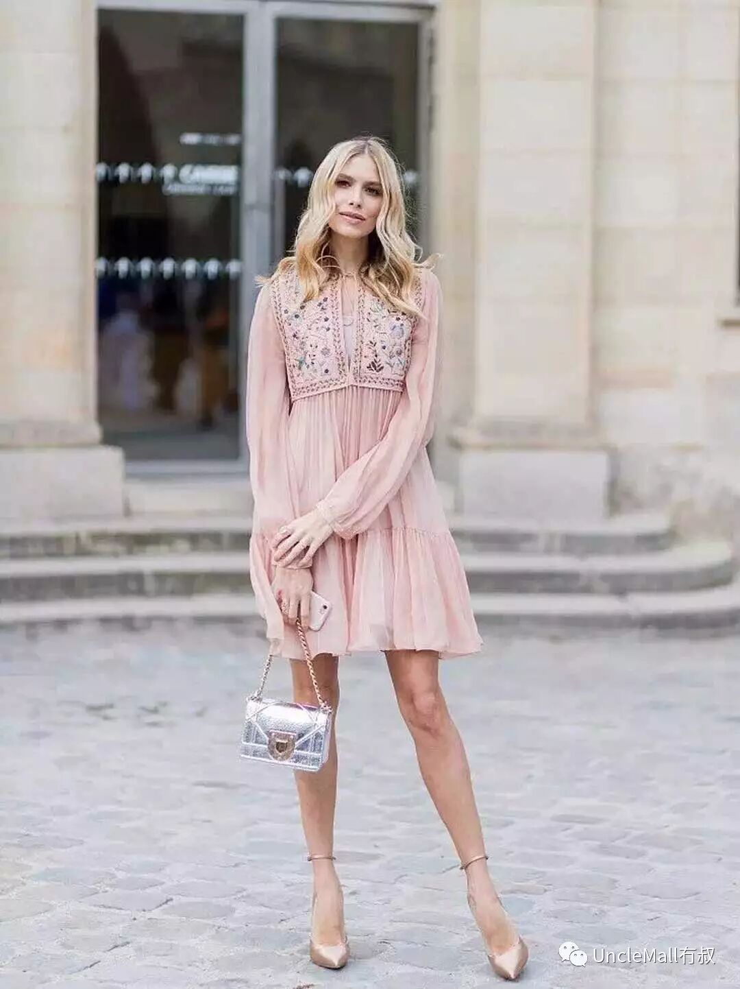 红底高跟鞋是什么牌子_红底高跟鞋的牌子_高跟鞋红底鞋